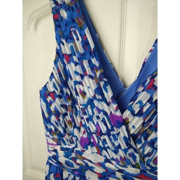 Matthew Williamson V Necklines Pleated Knee Length Fit And Flare Dress. Size 10 - Picture 4 of 12